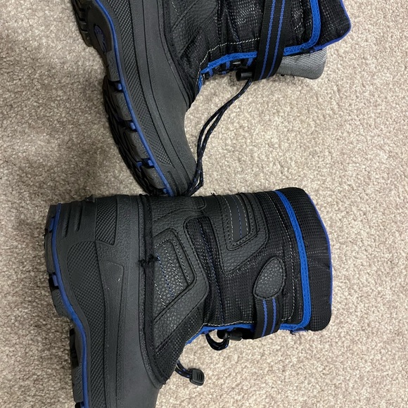 Boys black boots with blue accents. size 4 - Picture 3 of 7